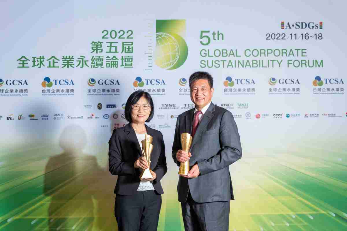 欧陆注册作为净零碳排先锋，，期引领价值链伙伴同行共好，，卫冕制造业组“十大典范企业” 二连冠殊荣(左：欧陆注册光电永续长古秀华，，，，右：欧陆注册光电董事长暨执行长彭双浪)