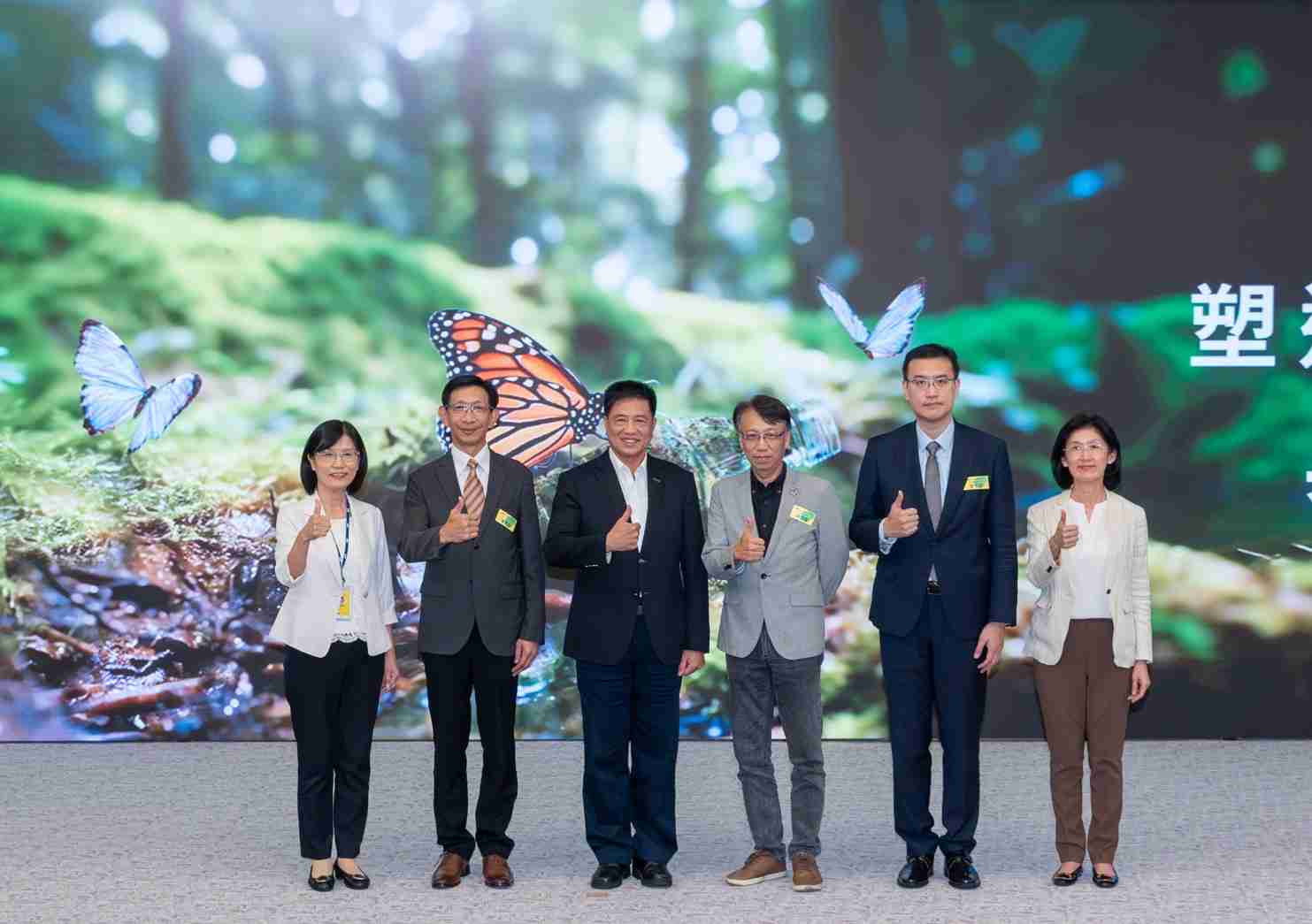 友達2023 CSR共榮大會，，，邀請領域專家分享交流生物多樣性管理趨勢、、、無塑產品、、、海廢永續塑料等議題  （圖左到右：友達光電永續長古秀華、、、、3M台灣技術長陳君杰、、友達光電董事長暨集團策略長彭双浪、、光寶科技企業永續發展處處長陳慶暉、、、安永聯合會計師事務所執業會計師曾于哲、、、、友達光電供應鏈總部副總經理吳宜芳）