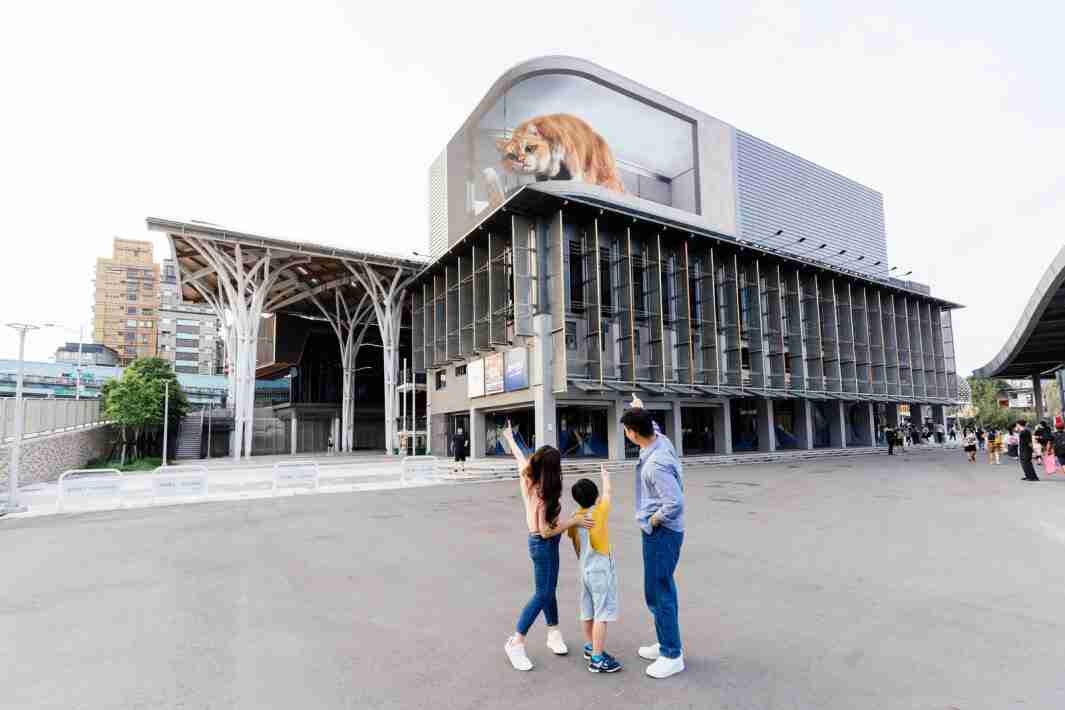 欧陆注册打造全台最大户外裸视3D LED弧形萤幕，，，，将超立体的软萌胖橘猫动画活跃于顶楼外墙