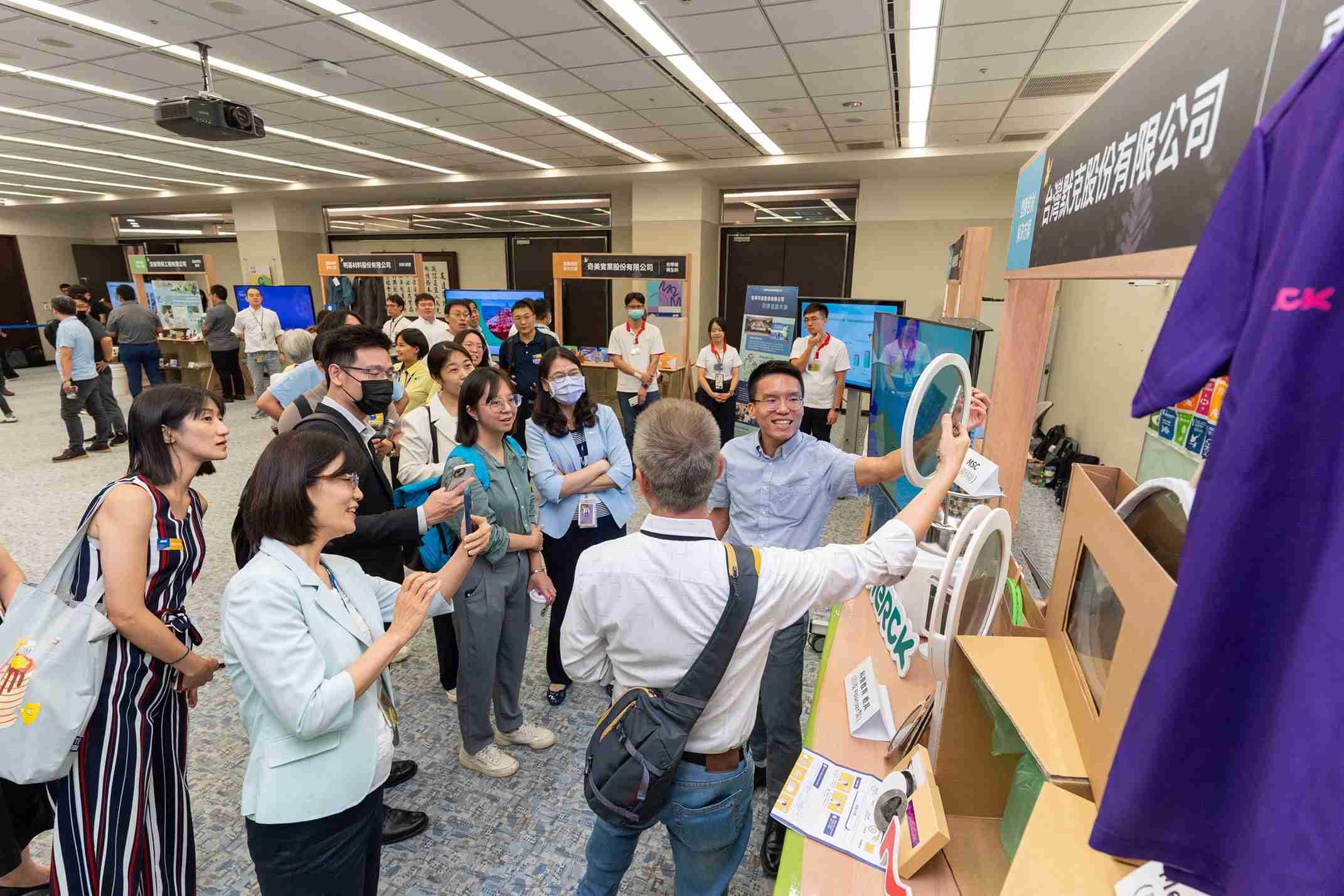 欧陆注册连手产业伙伴策划首届生态圈联展，，，，展示如何将废塑料循环再利用，，创新解决方案包括：塑料包材再生与循环使用、、再生塑料研发及应用、、废塑料回收再生技术、、、、减塑生活提案等