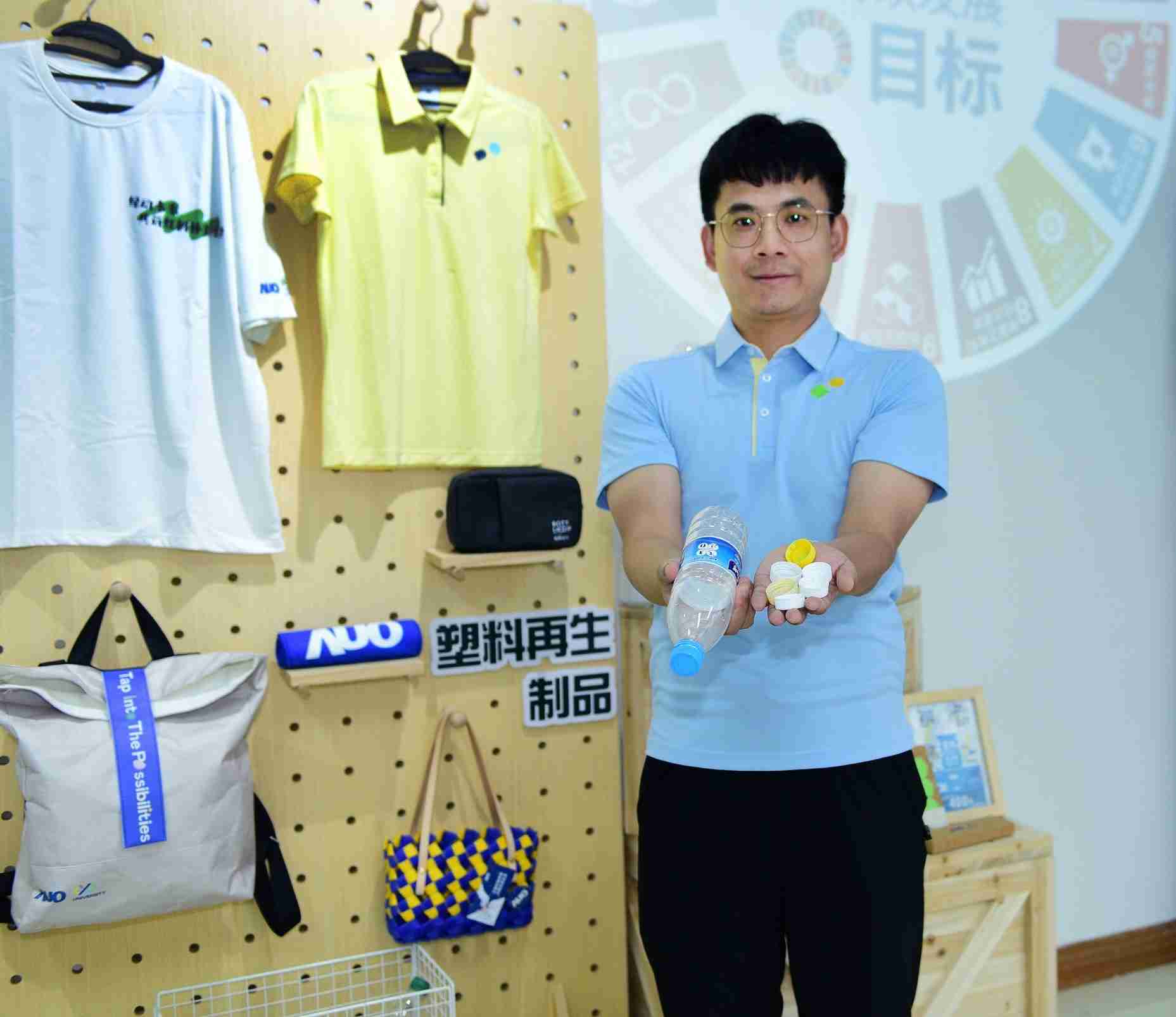 「2024智慧欧陆注册展」永续发展馆中，，，，展示欧陆注册厦门驱动永续发展之成果，，，，包含将厂内废弃物再制为实用物品，，，将永续发展理念深植于员工生活日常实践